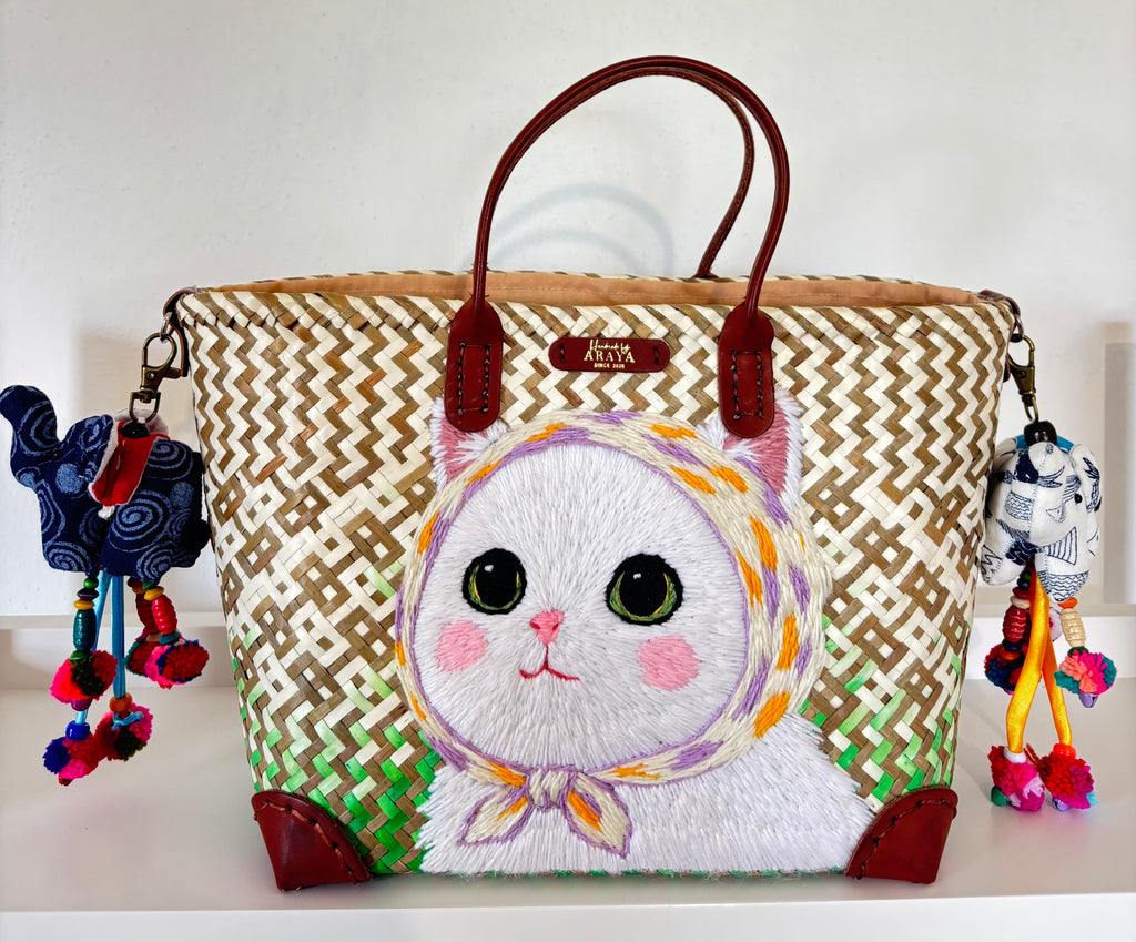 Natural Krajood (Woven) Bag in Elegant White Cat Style! ++Two Adorable Elephant Keychains