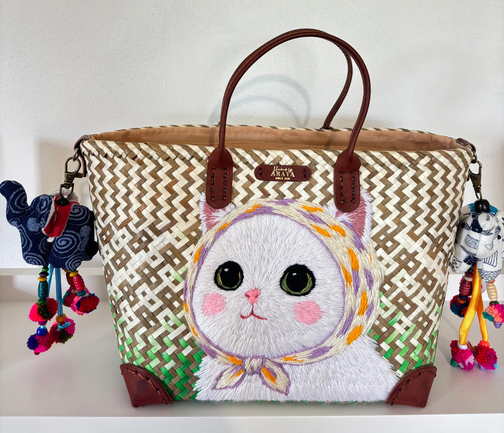 Natural Krajood (Woven) Bag in Elegant White Cat Style! ++Two Adorable Elephant Keychains